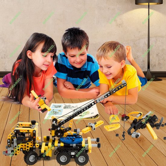 Crane Truck Building Kit 465 pieces